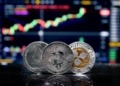 Las criptomonedas sufren un desplome: más de 900 millones en liquidaciones tras masivas ventas de instituciones.
