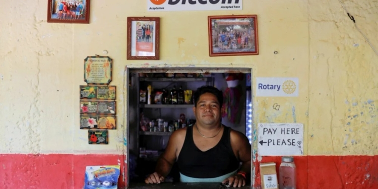 El Salvador sorprende al mover sus reservas de bitcoin a nuevas direcciones