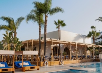 Solana aterriza en Marbella con su exclusivo club de piscina: descubre un paraíso de lujo, cócteles y alta gastronomía junto al mar.