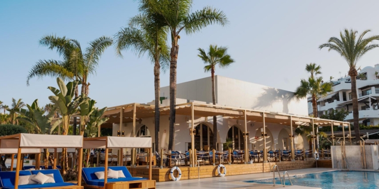 Solana inaugura en Marbella su primer club pool del mundo: una experiencia de lujo con cócteles y alta cocina junto al mar.