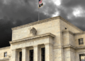 La Fed defiende las tasas estables y Bitcoin y Ethereum se desploman: ¿qué hay detrás de esta caída?