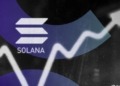Solana y Dogecoin Estallan en Valor Mientras Bitcoin Rondea Su Récord Histórico