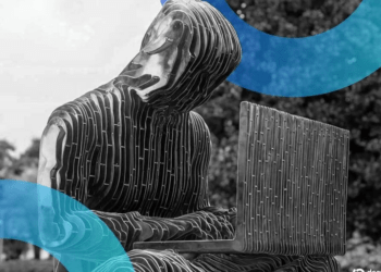 La estatua de Satoshi Nakamoto resurge de las aguas del lago de Lugano tras un acto vandálico