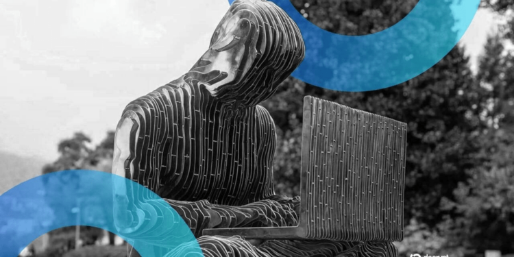 La estatua de Satoshi Nakamoto resurge de las aguas del lago de Lugano tras un acto vandálico