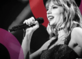 La controvertida herramienta de IA de Elon Musk crea deepfakes desnudos de Taylor Swift, desafiando sus propias normativas.