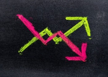 XRP y Solana se alzan con fuerza mientras los traders se protegen ante la posible caída de Bitcoin y Ether.