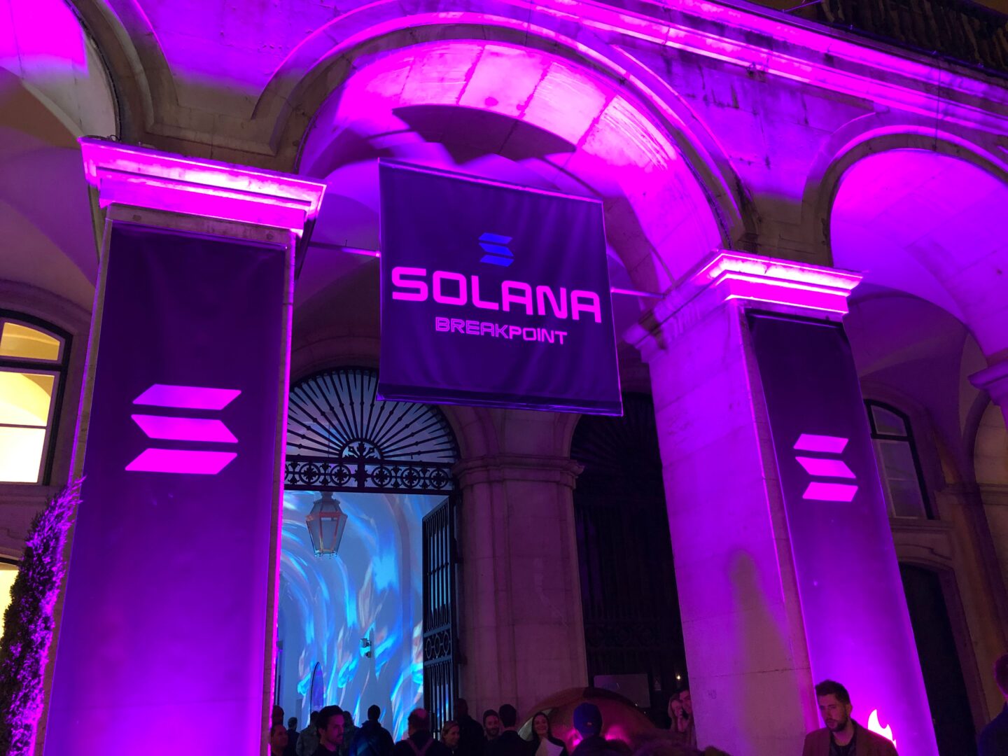 Una compañía en Nasdaq levanta 1,650 millones de dólares para lanzar Solana Treasury y sus acciones se disparan un 128%