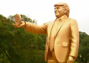 Inauguran impactante estatua dorada de Trump con Bitcoin en pleno Capitolio