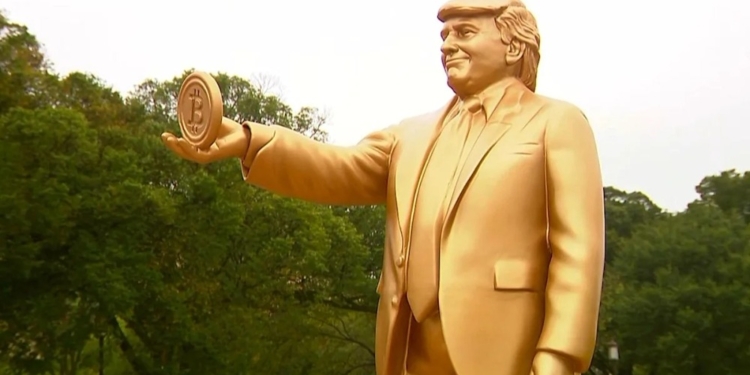 Inauguran impactante estatua dorada de Trump con Bitcoin en pleno Capitolio