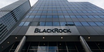 BlackRock se lanza a la carrera por los ETFs de Ethereum en medio de la tempestad del mercado