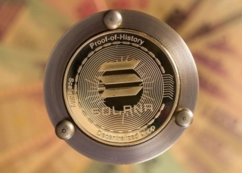 Solana alcanza nuevas alturas y se acerca a sus récords históricos, según expertos del sector.