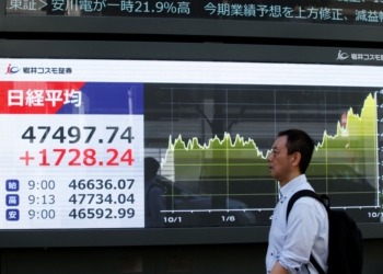 La revolución política impulsa a los mercados: las acciones japonesas se disparan un 4% y bitcoin y oro tocan récords históricos.