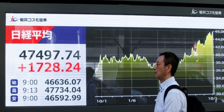 La revolución política impulsa a los mercados: las acciones japonesas se disparan un 4% y bitcoin y oro tocan récords históricos.