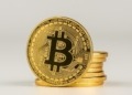 Bitcoin en alza: ¿Qué está detrás del desplome histórico del oro?