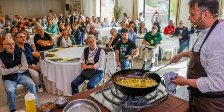 Descubre el secreto de la tortilla de patata perfecta según Nacho Solana en diez sencillos pasos.