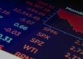 El derrumbe de las criptomonedas en octubre de 2025 expone las debilidades del sistema financiero global.