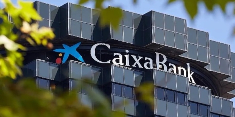 CaixaBank abre la puerta a la inversión en criptomonedas con ETP de bitcoin para sus clientes.