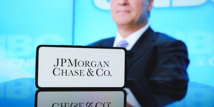 JPMorgan anticipa que el Bitcoin podría tocar los 170.000 dólares en un futuro cercano tras el ajuste del mercado. 1 JPMorgan anticipa que el Bitcoin podría tocar los 170.000 dólares en un futuro cercano tras el ajuste del mercado.