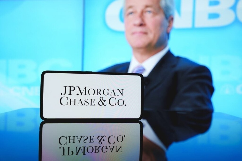 JPMorgan anticipa que el Bitcoin podría tocar los 170.000 dólares en un futuro cercano tras el ajuste del mercado. 1 JPMorgan anticipa que el Bitcoin podría tocar los 170.000 dólares en un futuro cercano tras el ajuste del mercado.