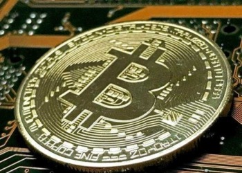 El desplome de Bitcoin: ¿qué es lo que provoca la caída por debajo de los 93.000 dólares en medio de la corrección de la IA? 3 El desplome de Bitcoin: ¿qué es lo que provoca la caída por debajo de los 93.000 dólares en medio de la corrección de la IA?