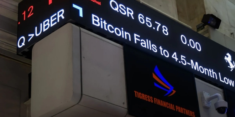 El desplome del bitcoin en 2025 lo aleja de bonos, oro y otras inversiones más seguras.