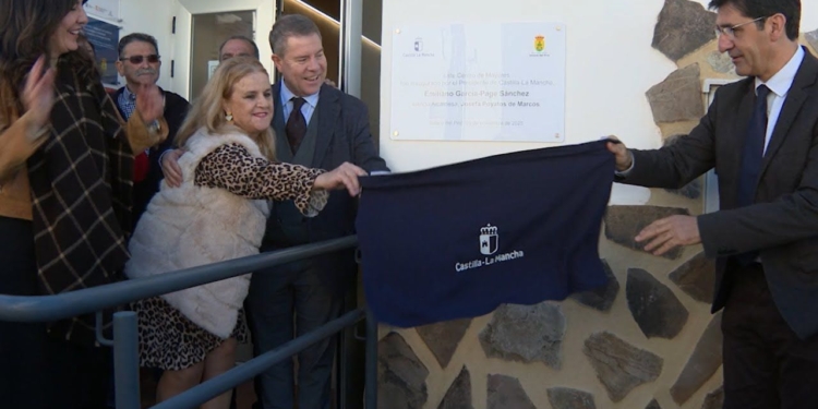 Emiliano García Page da el pistoletazo de salida a un nuevo Centro de Mayores y una vital carretera en Solana del Pino