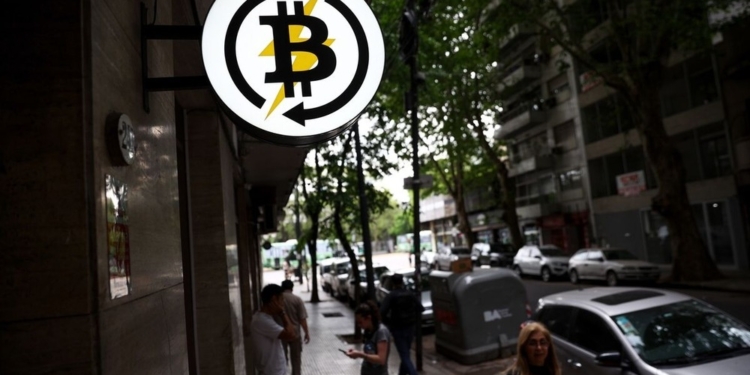 El colapso de Bitcoin Strategy sorprende a pesar de su respaldo en reservas de efectivo.
