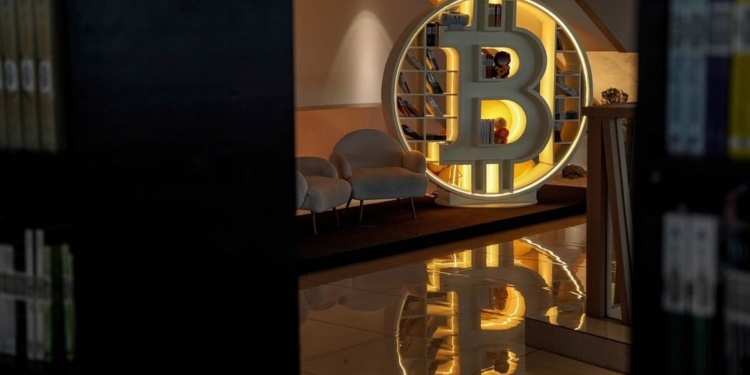 Bitcoin toca su cota más alta en dos semanas, pero el entusiasmo se mantiene inestable.