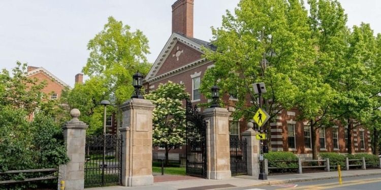 Harvard se lanza al mundo del bitcoin en su momento más caro: ¿una jugada arriesgada? 1 Harvard se lanza al mundo del bitcoin en su momento más caro: ¿una jugada arriesgada?