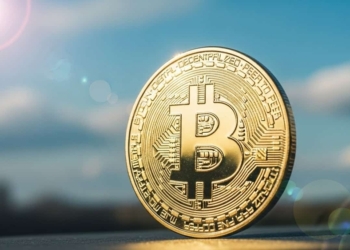 La caída del bitcoin marca el inicio de una nueva era, según Carlos Molinillo, experto en criptomonedas.