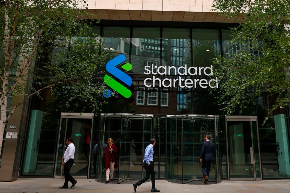 Standard Chartered sorprende al reducir drásticamente su pronóstico sobre el bitcoin