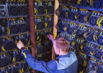 Los mineros de bitcoin dan un giro inesperado: sus enormes granjas se transforman en fábricas de inteligencia artificial. 4 Los mineros de bitcoin dan un giro inesperado: sus enormes granjas se transforman en fábricas de inteligencia artificial.