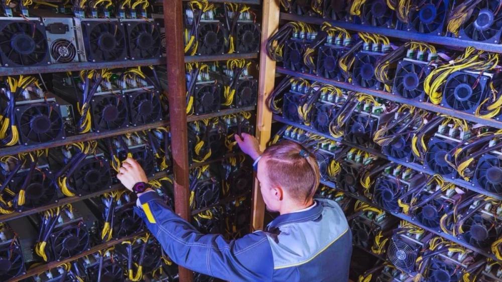 Los mineros de bitcoin dan un giro inesperado: sus enormes granjas se transforman en fábricas de inteligencia artificial. 1 Los mineros de bitcoin dan un giro inesperado: sus enormes granjas se transforman en fábricas de inteligencia artificial.