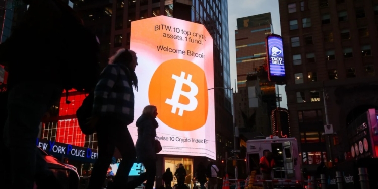 El inesperado éxodo de bitcoin sacude el mercado cripto mientras inversores históricos se deshacen de sus activos.