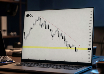 Solana (SOL) se aferra a los 125 dólares: análisis técnico y peligros de liquidez de cara a diciembre de 2025.
