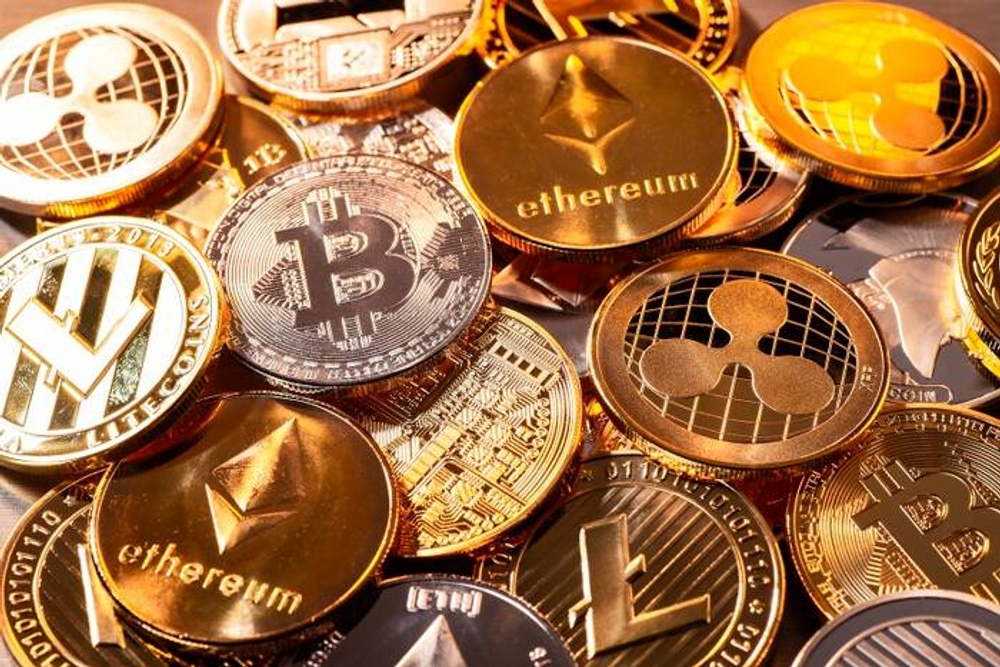 Oro vs Bitcoin: ¿Puede la presión de liquidez mantener al oro en la cima mientras Bitcoin se estanca?