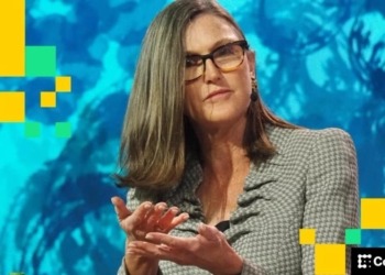 Cathie Wood lanza la ofensiva: ARK Invest solicita dos ETFs de criptomonedas basados en el CoinDesk 20