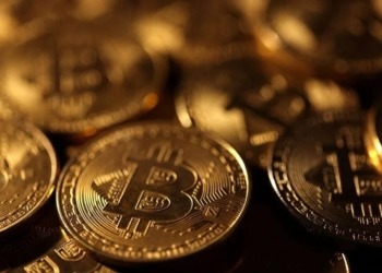 El descenso del Bitcoin amenaza con romper la crucial barrera de los 70.000 dólares.