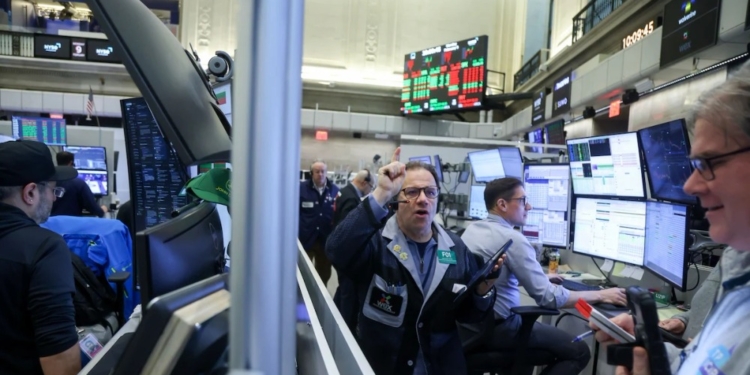 El S P 500 se fortalece tras el informe de empleo, mientras el petróleo se eleva y el bitcoin continúa su descenso.