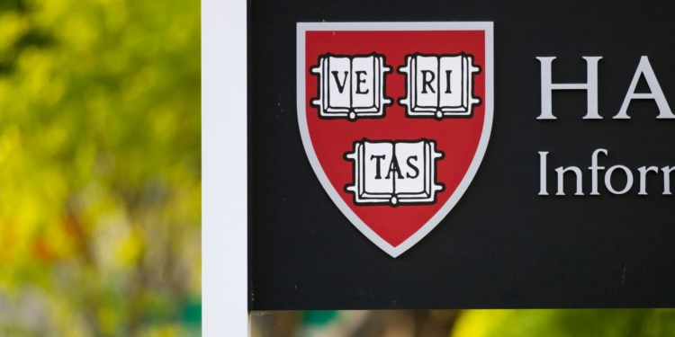 Harvard da un giro en su estrategia de inversión: reduce ETFs de Bitcoin y apuesta por Ether