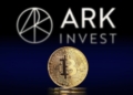 Bitcoin se desploma, pero Cathie Wood no se rinde: Ark Invest aumenta su inversión en acciones criptográficas en medio de la tormenta.