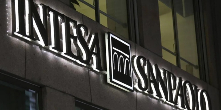 Intesa Sanpaolo, el gigante bancario italiano, invierte 80 millones en criptoactivos para 2025