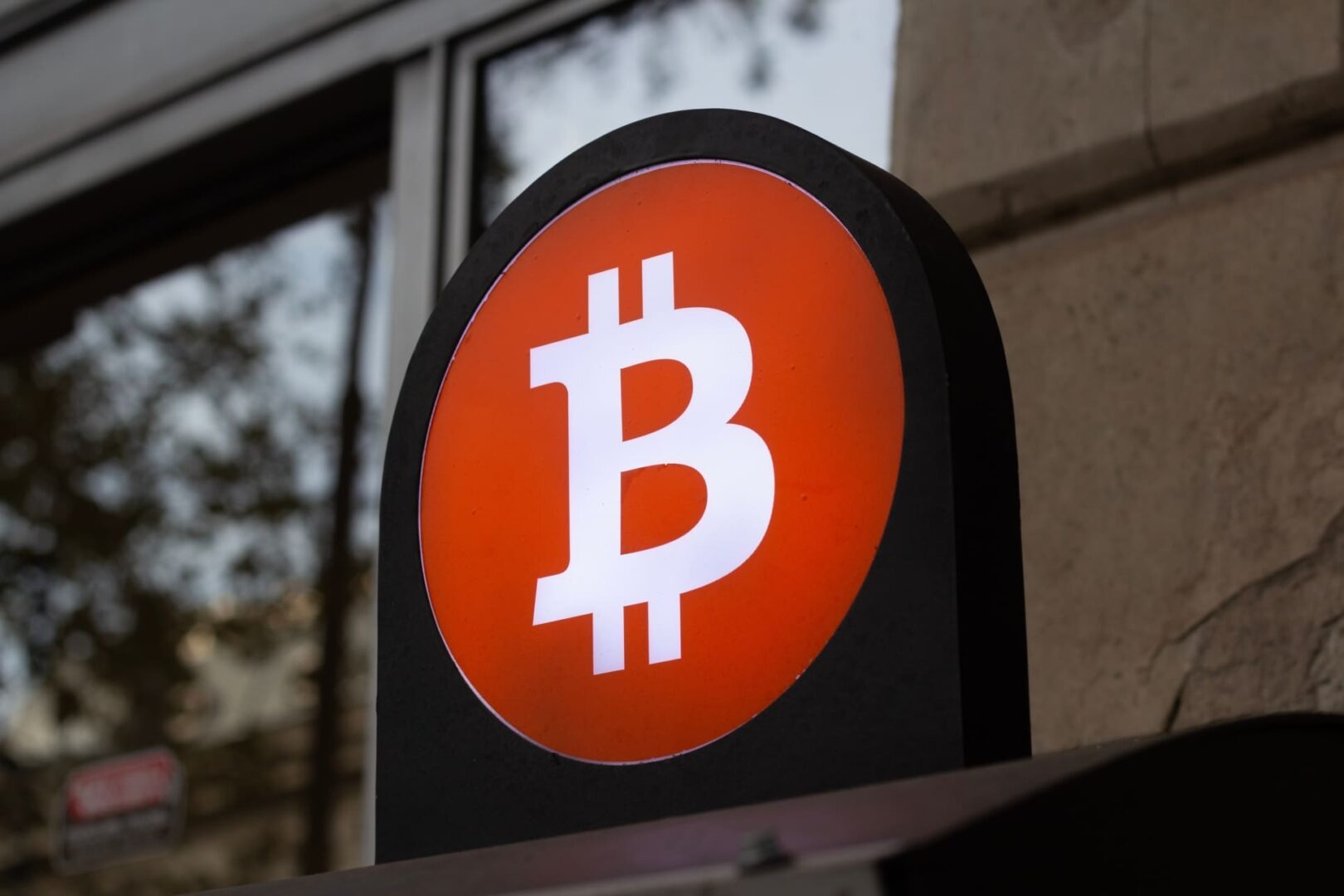 ¿Hasta dónde caerá Bitcoin? Se hunde bajo 63.000 dólares en plena ola de pánico por la IA que sacude Wall Street