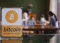 Bitcoin 50% por debajo del récord mientras su adopción bate niveles históricos: la paradoja que inquieta al mercado