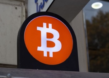 Bitcoin al filo de un récord: casi 20.000 carteras acumulan 100 BTC cada una