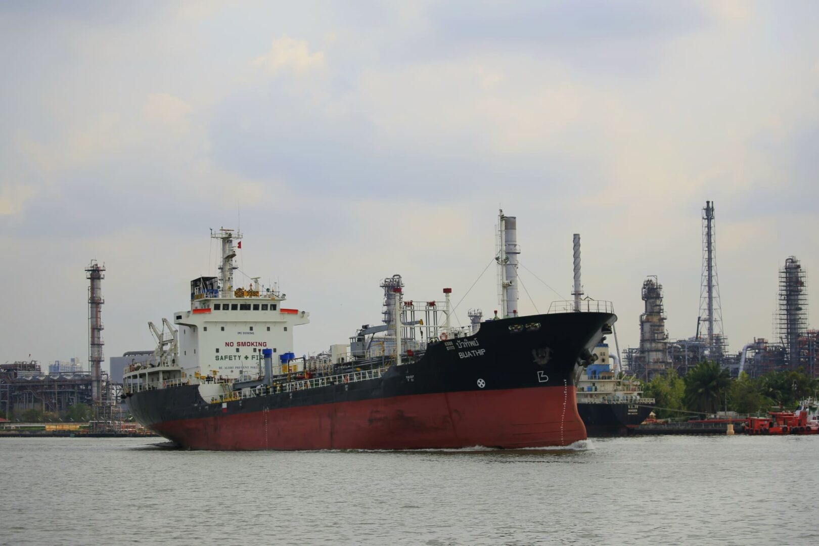 Estrecho de Ormuz al borde del cierre catapulta el petróleo un 12% y sacude los mercados