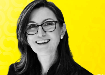 Ark Invest de Cathie Wood invierte $16 millones en Coinbase y Robinhood mientras el mercado se desploma.