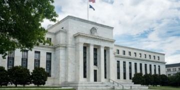 ¿Recortes de tipos a la vista pese al conflicto con Irán? Un miembro de la Fed lo contempla