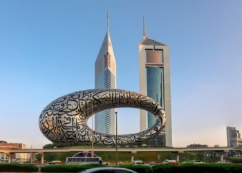 La sorprendente calma de la banca en Emiratos Árabes Unidos tras los ataques con drones y misiles