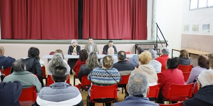 El Ayuntamiento de Úbeda se reúne con vecinos de Solana de Torralba para abordar sus inquietudes y necesidades. 1 El Ayuntamiento de Úbeda se reúne con vecinos de Solana de Torralba para abordar sus inquietudes y necesidades.